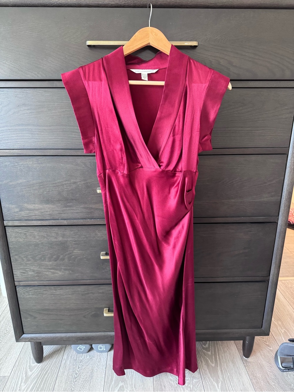 Diane vonFurstenberg - Women's Satin Deep V Midi Dress - Burgundy